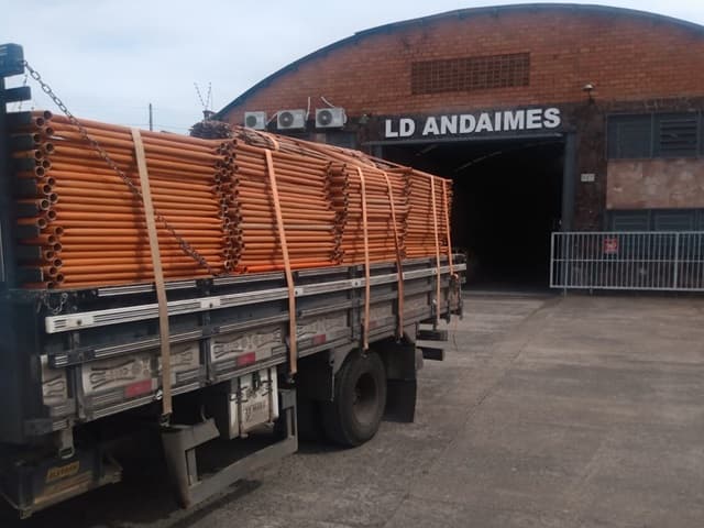 Caminhão da LD Andaimes carregado com equipamentos