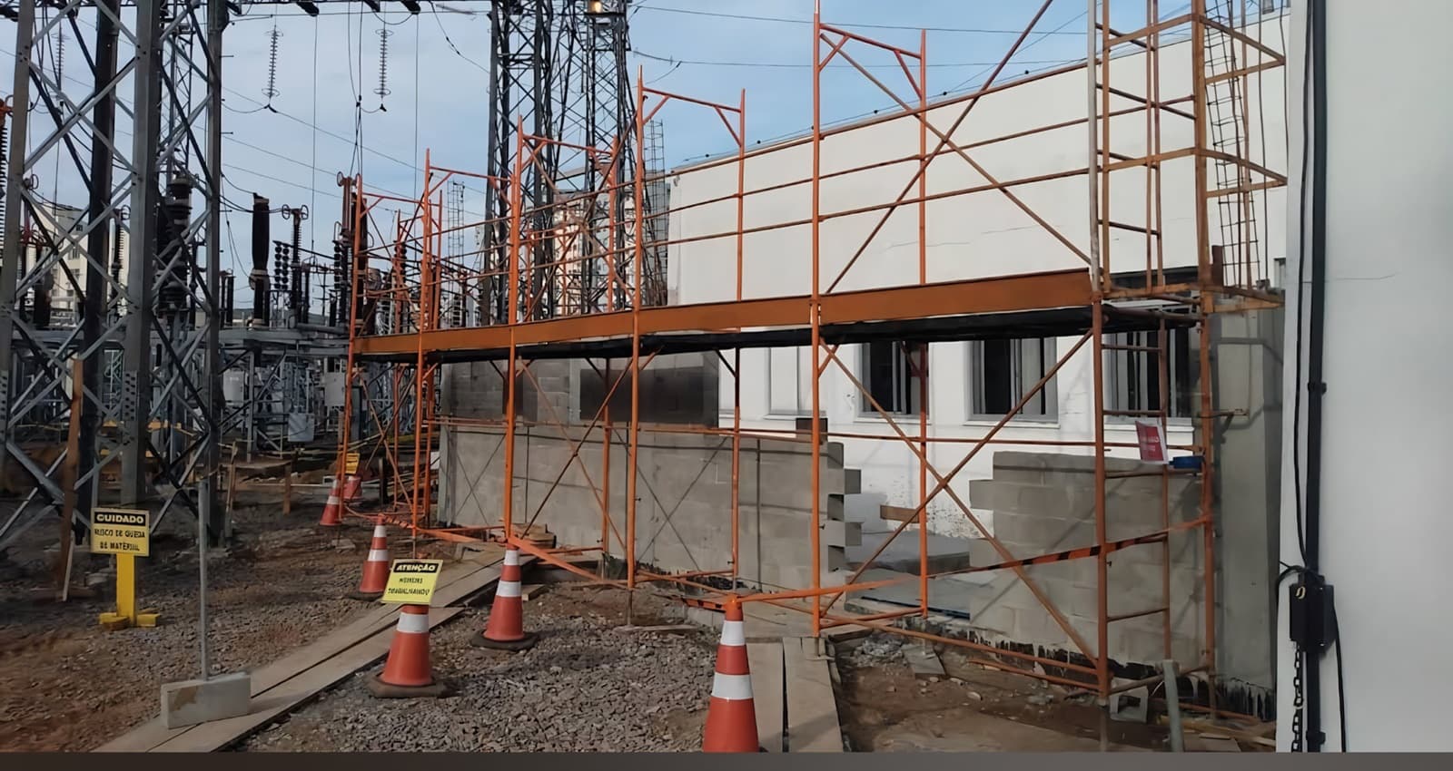 Andaimes profissionais em obra