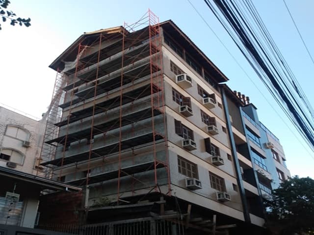 Andaimes para manutenção da fachada de um prédio.