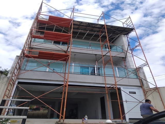 Andaimes em um edifício residencial moderno de múltiplos andares.