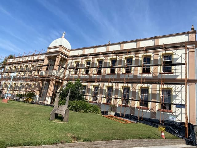 Andaimes na fachada de um prédio histórico em restauração.